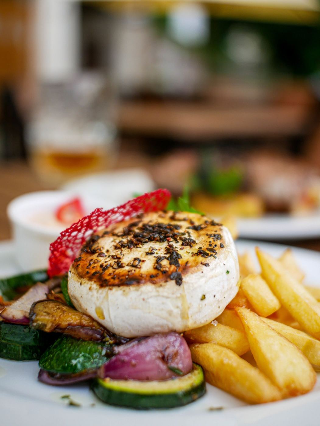 Camembert rôti au four avec frites et légumes grillés