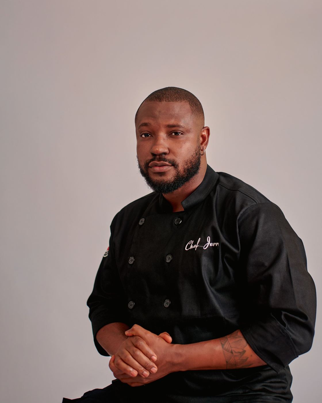 Jérémie, chef du Bistrot Lucette, en veste noire