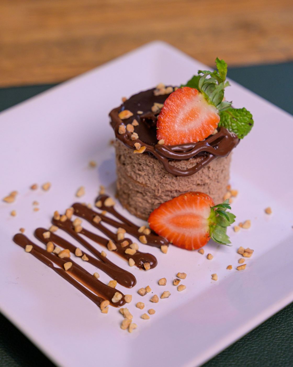 Mousse au chocolat avec fraises et éclats de noisette