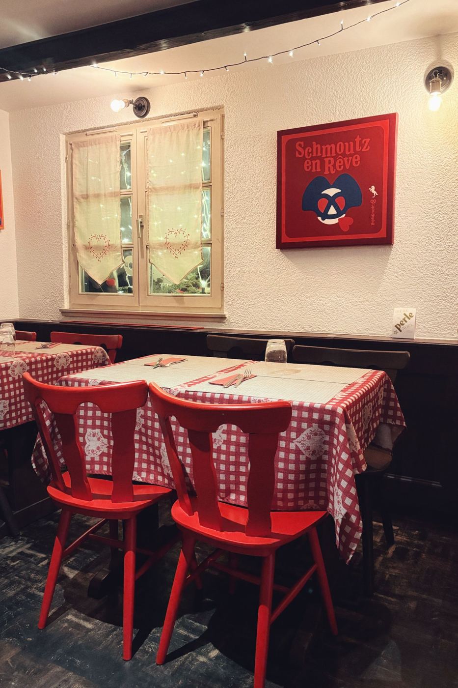 La salle du Bistrot Lucette, nappes à carreaux rouges et chaises rouges